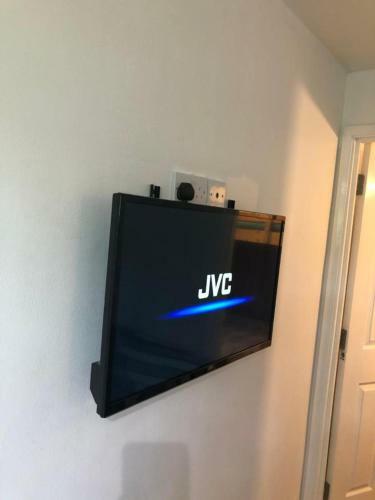 Small Modern Comfortable 2 Bedroom Apartment Cmyr