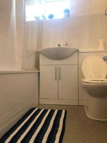 Small Modern Comfortable 2 Bedroom Apartment Cmyr