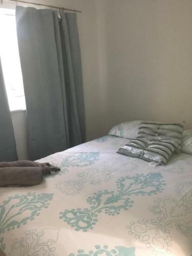 Small Modern Comfortable 2 Bedroom Apartment Cmyr