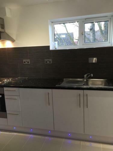 Small Modern Comfortable 2 Bedroom Apartment Cmyr
