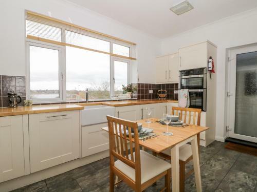 8 Mere View Avenue