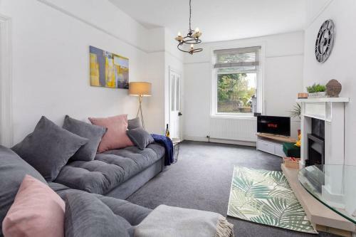 Charming 2-bed House In Huddersfield