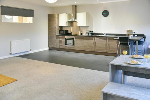 Huge Modern Apartment 2 Bathrooms Sleeps 6