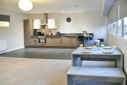 Huge Modern Apartment 2 Bathrooms Sleeps 6