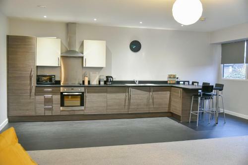 Huge Modern Apartment 2 Bathrooms Sleeps 6