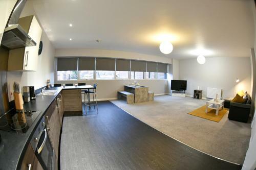 Huge Modern Apartment 2 Bathrooms Sleeps 6