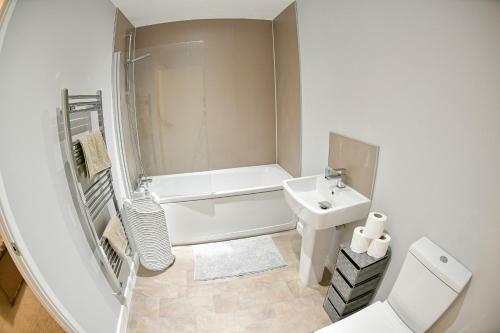 Huge Modern Apartment 2 Bathrooms Sleeps 6