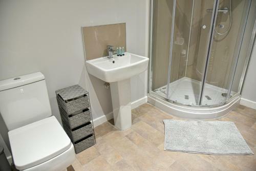 Huge Modern Apartment 2 Bathrooms Sleeps 6