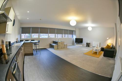 Huge Modern Apartment 2 Bathrooms Sleeps 6