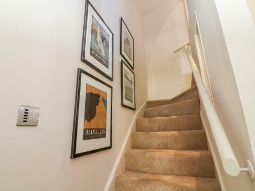 10 Castle Crescent