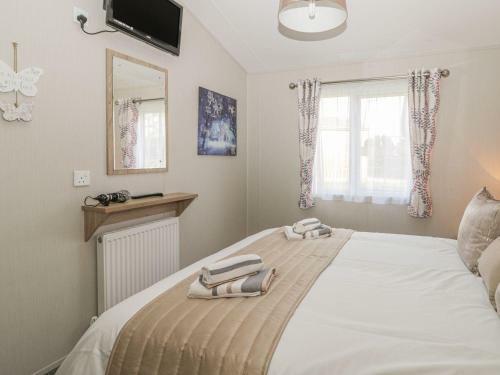Stylish Lodge Set In The Sand Le Mere Holiday Park