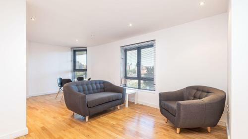 Amazing Apartment With Waterside Views!