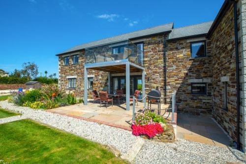 Little Petherick Villa Sleeps 12 With Wifi