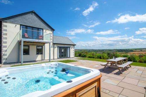 Little Petherick Villa Sleeps 12 With Wifi