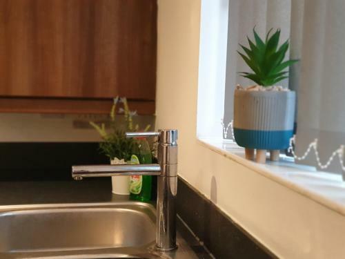 Spacious Contractor House For Large Groups - Private Parking By Liverpool Short Stay