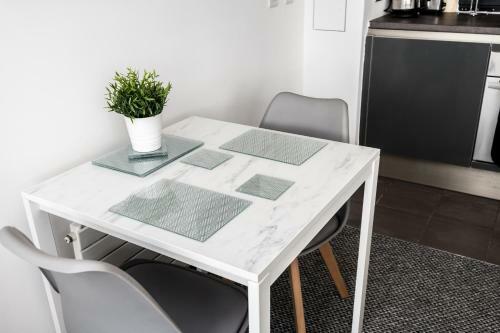 Scenic Dock View Apartment In Central Liverpool