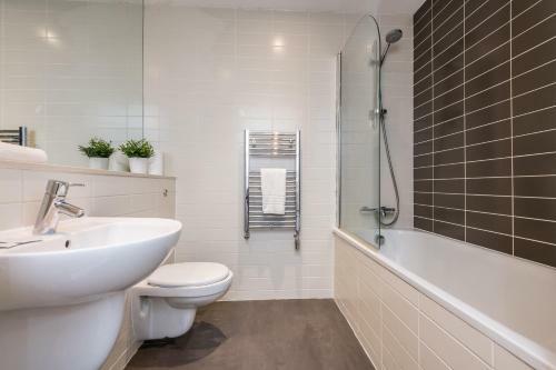 Scenic Dock View Apartment In Central Liverpool