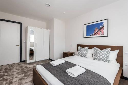 Waterfront Apartment With View Of Liver Building