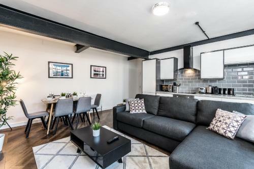 Manhattan Style Apartment With Balcony