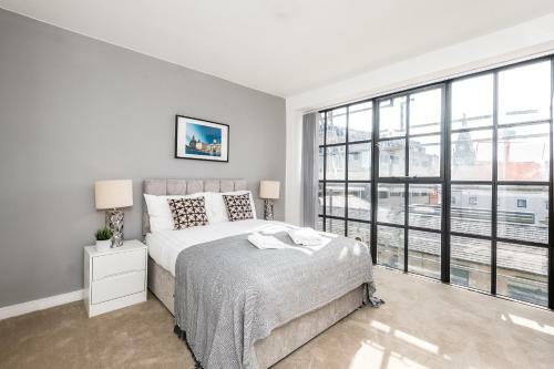 Manhattan Style Apartment With Balcony