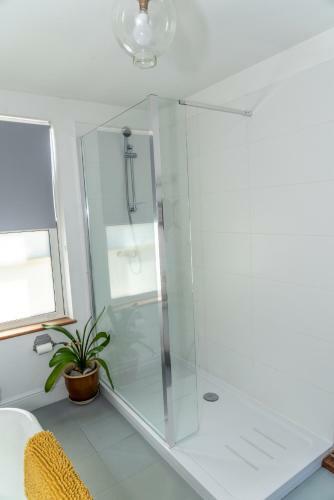 Western Watch - Sea Views, Pets Accepted, Sleeps 6