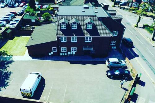 2 Bedroom Large Town Centre Apartment Free Parking