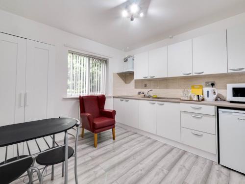 Apartamento Ideally Situated Cosy Studio With Parking And Garden