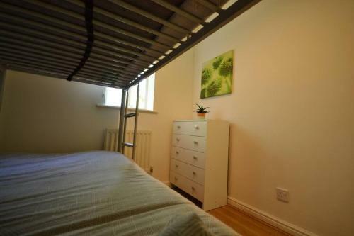 Minster House - King Size Bed And 2 Bunk Beds