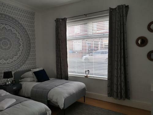 Air Host And Stay - Corner House, Sleeps 8, 4 Bedrooms Great Value