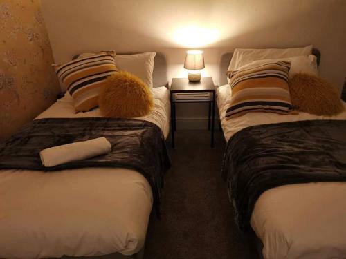 Air Host And Stay - Corner House, Sleeps 8, 4 Bedrooms Great Value