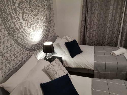 Air Host And Stay - Corner House, Sleeps 8, 4 Bedrooms Great Value
