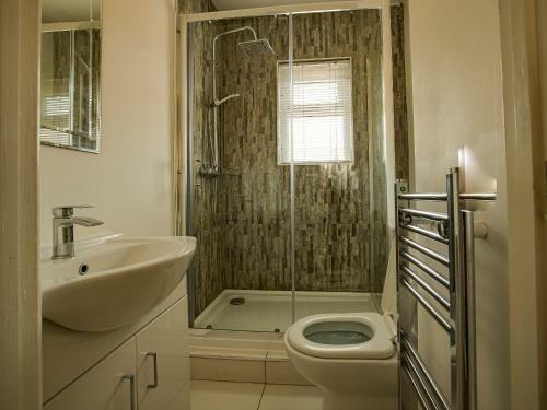 Haddon House Sleeps 7 - Workstays Uk