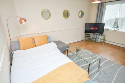 Contractor Accommodation- Central Mk Location Spacious Garden Fast Wifi Parking