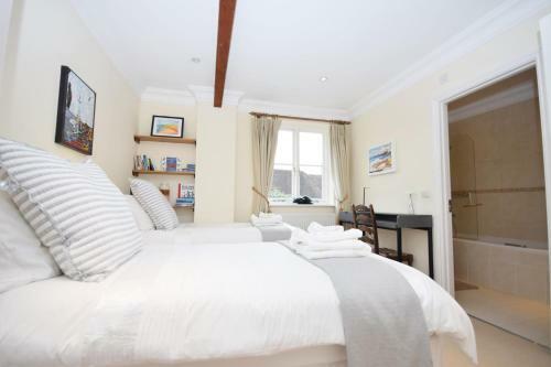 8 Angel Yard, Midhurst