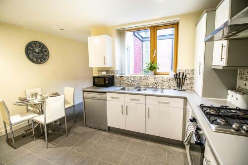 Apartamento Large Modern Contractor House With Balcony & Private Parking - Cmk By Comfy Workers