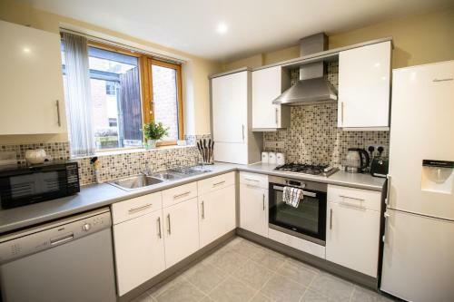 Apartamento Large Modern Contractor House With Balcony & Private Parking - Cmk By Comfy Workers