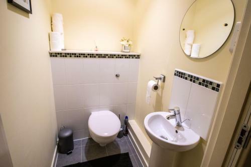 Apartamento Large Modern Contractor House With Balcony & Private Parking - Cmk By Comfy Workers