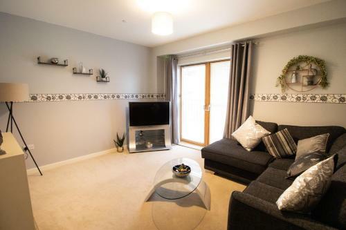 Apartamento Large Modern Contractor House With Balcony & Private Parking - Cmk By Comfy Workers