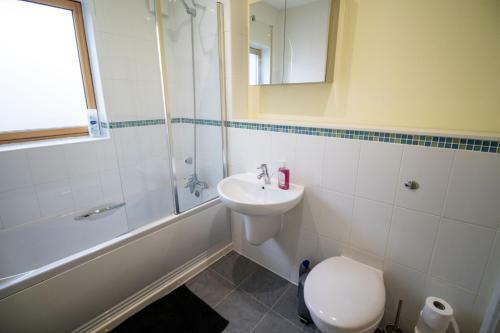 Apartamento Large Modern Contractor House With Balcony & Private Parking - Cmk By Comfy Workers