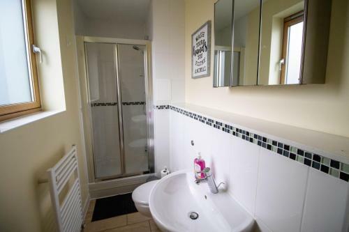 Apartamento Large Modern Contractor House With Balcony & Private Parking - Cmk By Comfy Workers