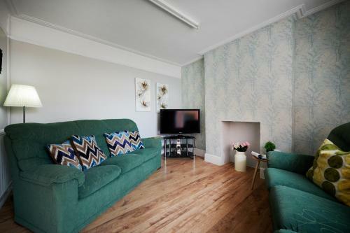 3 Bed House With Private Outdoor Space In Mold!