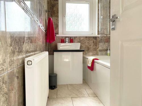 Central Motherwell 2 Bed Cozy Contractor Apartment For Large Groups By Dream Key Solution