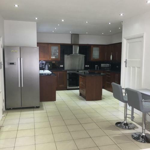 Beautifully Presented 6 Bed 5 & A Half Bath House