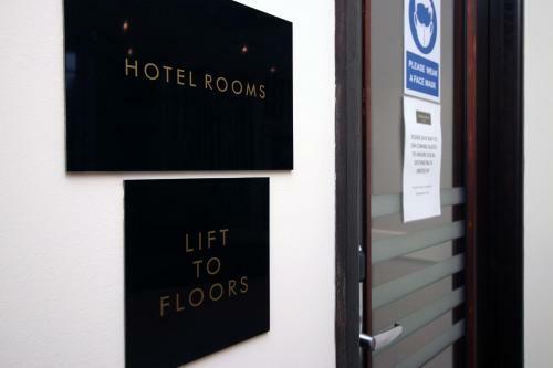 Silurian Hotel Double Bedroom By Staybc