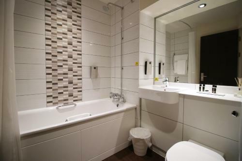 Silurian Hotel Double Bedroom By Staybc
