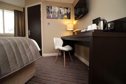 Silurian Hotel Double Bedroom By Staybc