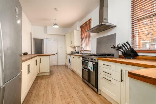 Spacious Contractor House For Large Groups - Private Parking By Comfy Workers