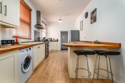 Spacious Contractor House For Large Groups - Private Parking By Comfy Workers