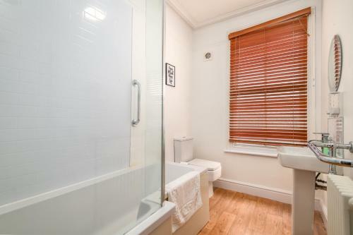 Spacious Contractor House For Large Groups - Private Parking By Comfy Workers