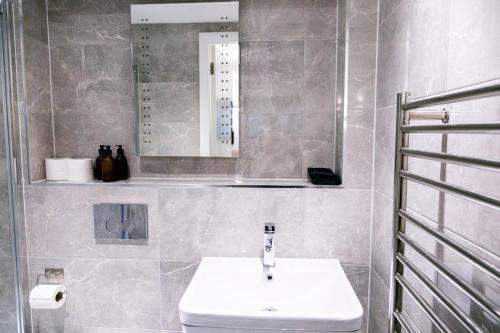 Modern And Bright Two Story Apartment - Super Central Location.